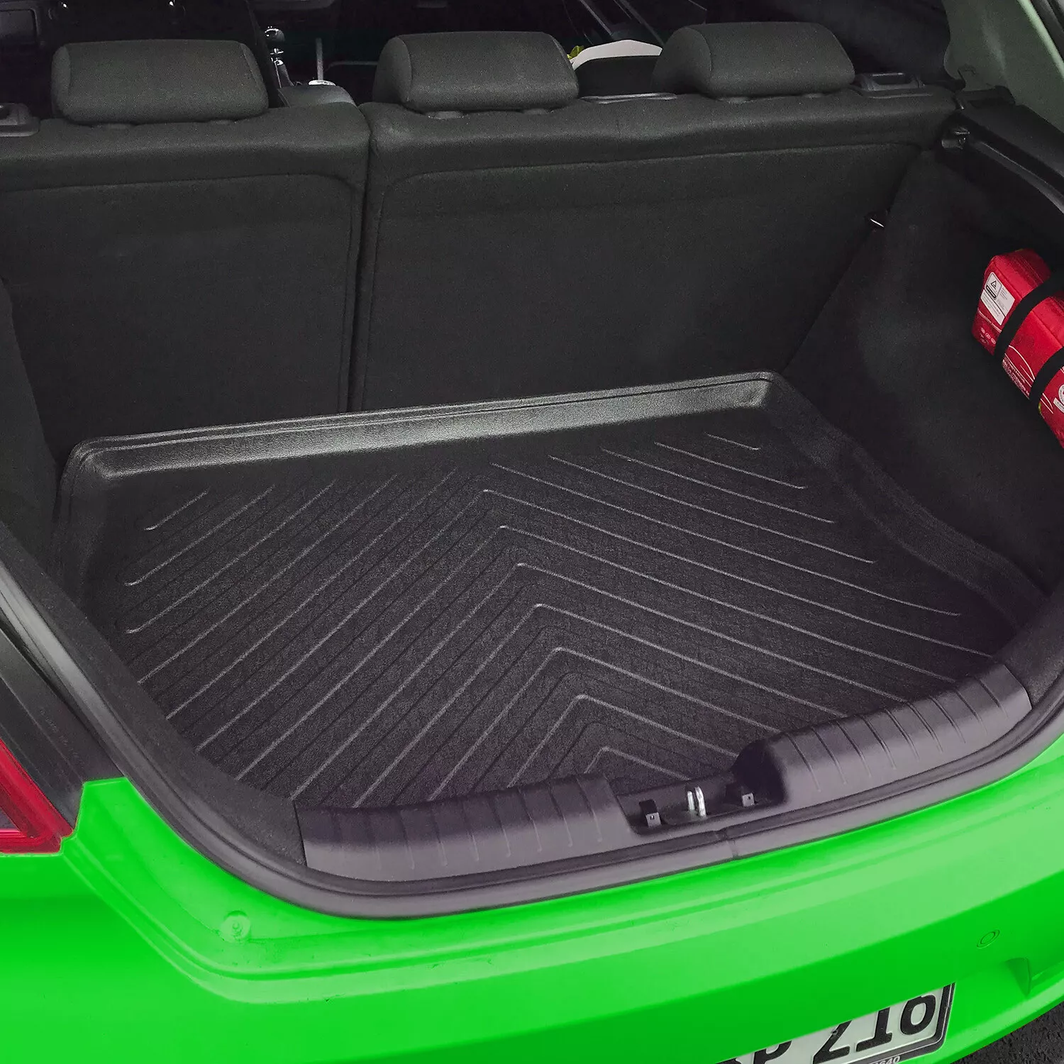 Eine DK Kofferraumwanne in einem gruenen Auto liegend.