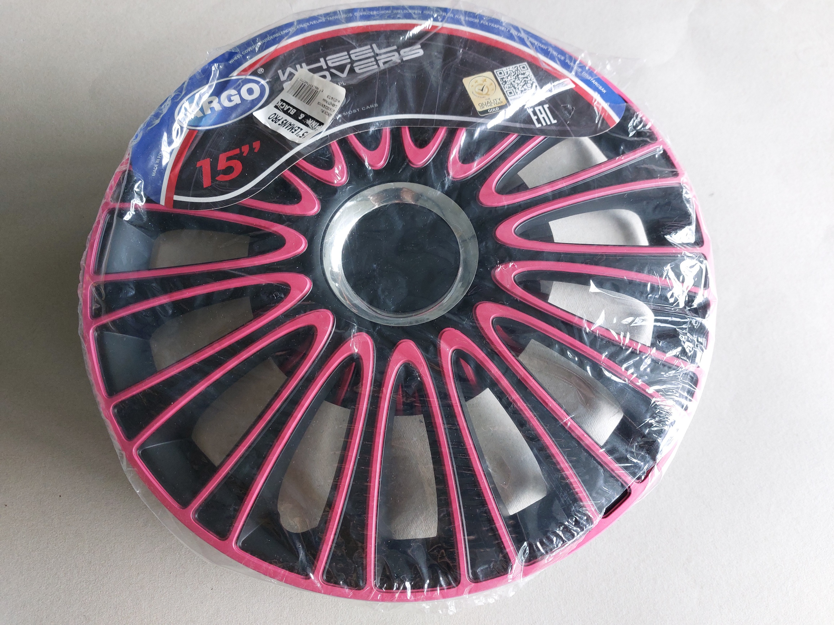 Neue Radkappe  Lemars in schwarz-pink Eine neue  Radkappe Lemars in schwarz-pink.