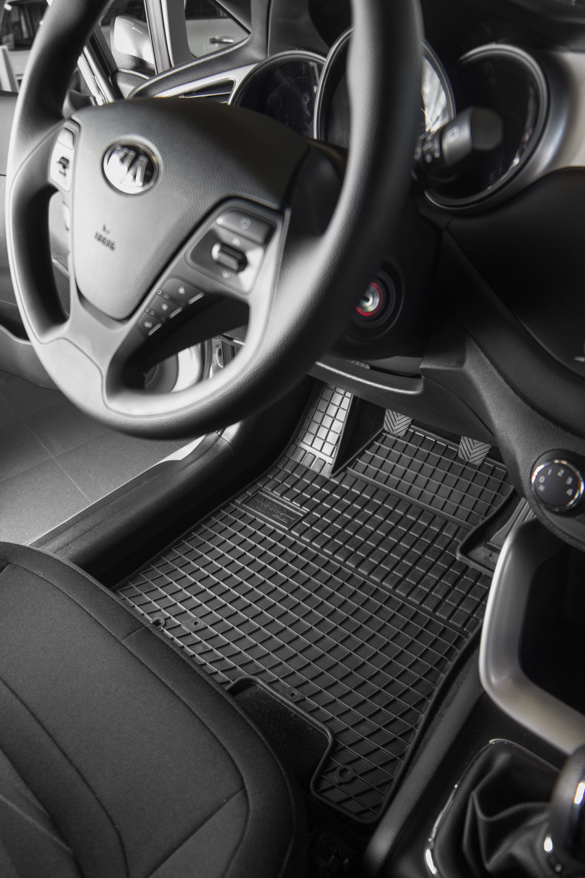 Frogum-Gummimatten Eine Gummimatte auf der Fahrerseite im Auto liegend.