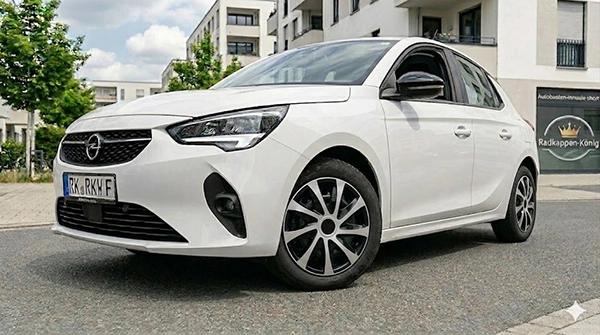 Ein weisser Opel Corsa mit der Radkappe RKK04 in schwarz/silber