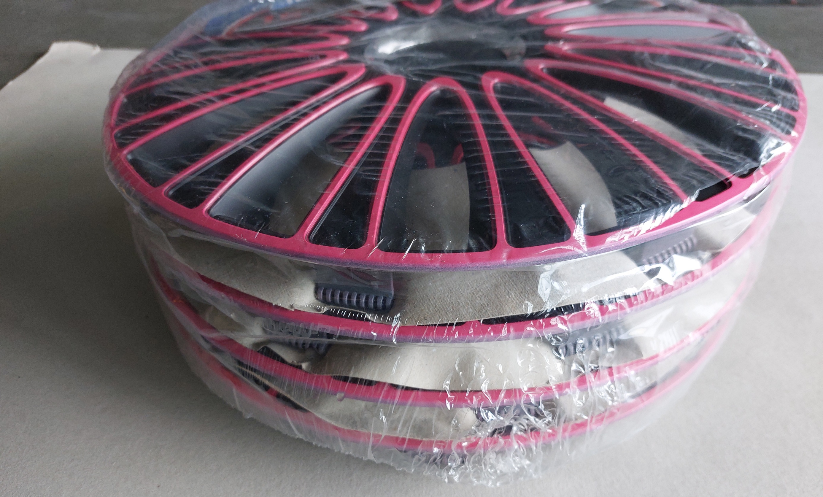 Neue Radkappe  Lemars in schwarz-pink ecke Eine Radkappe Lemars in schwarz-pink ecke.